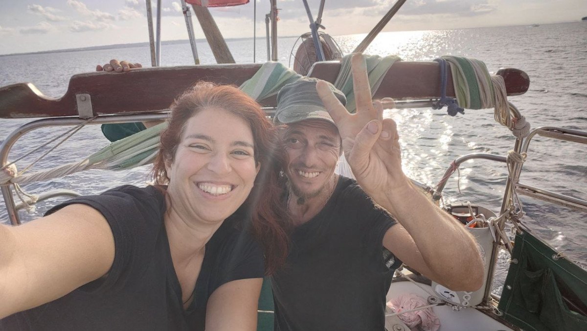 Relaja en las playas de arena blanca y nada en las aguas cristalinas de las islas Pitiusas