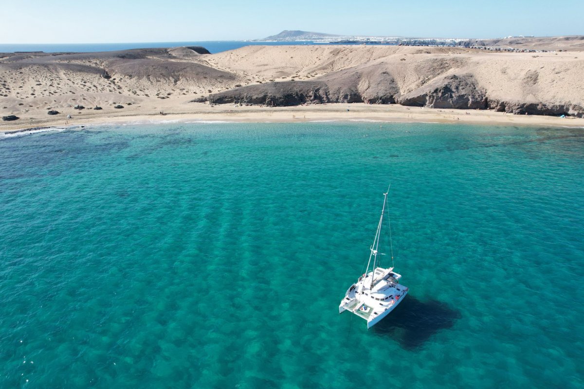 Explorar las costas de Barcelona en un catamarán