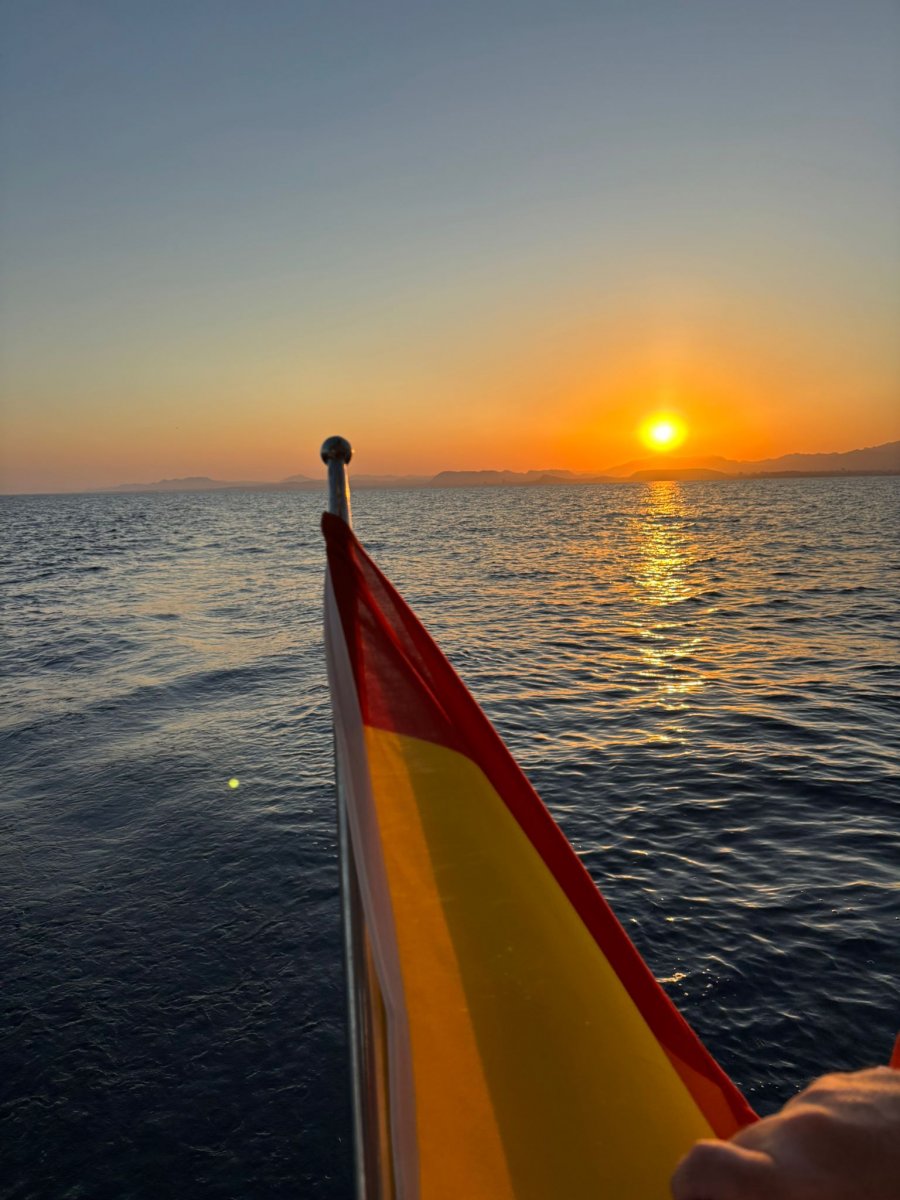 Experimenta la libertad y la belleza del mar en nuestro crucero a dos islas