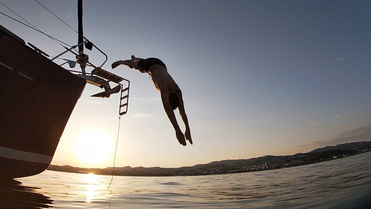 Enjoy a unique experience at sea with our boat trips and sailing courses in Fuerteventura.