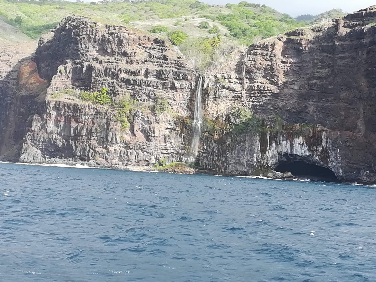 Barco de navegación cruzando el Pacífico desde Panamá