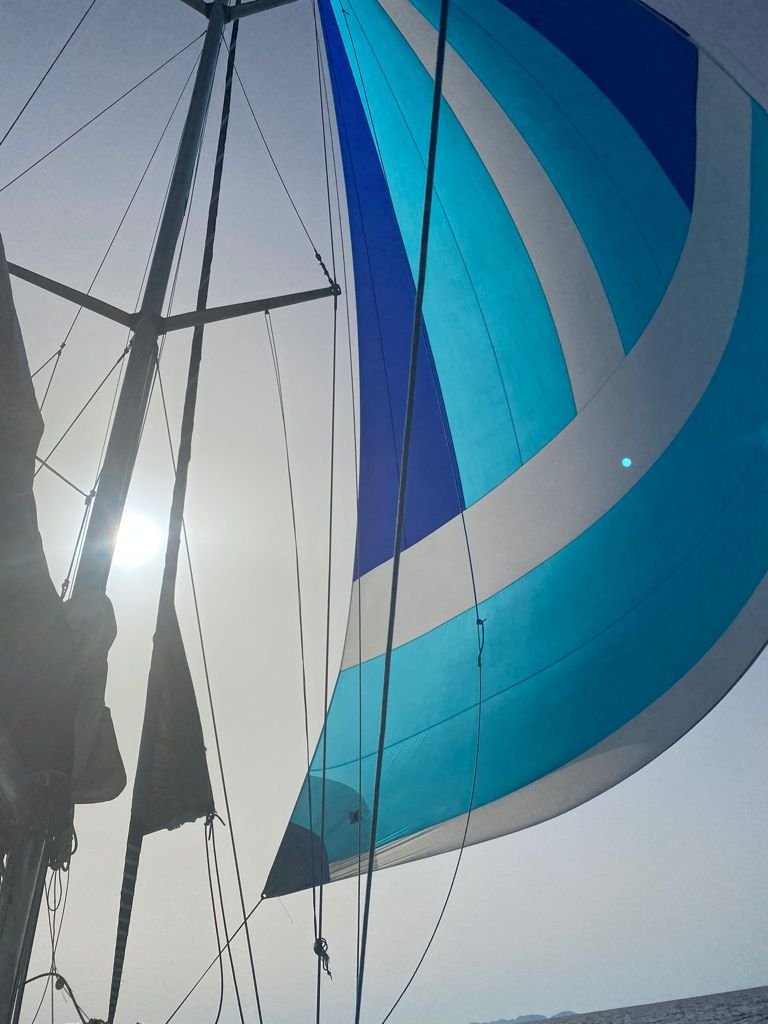 Un'avventura nautica e terrestre a Ischia: vela, trekking e panorami indimenticabili