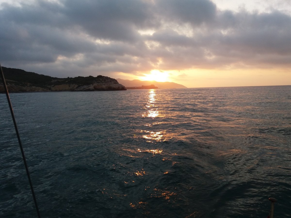 Desde la playa de Sitges, zarpar hacia el mar