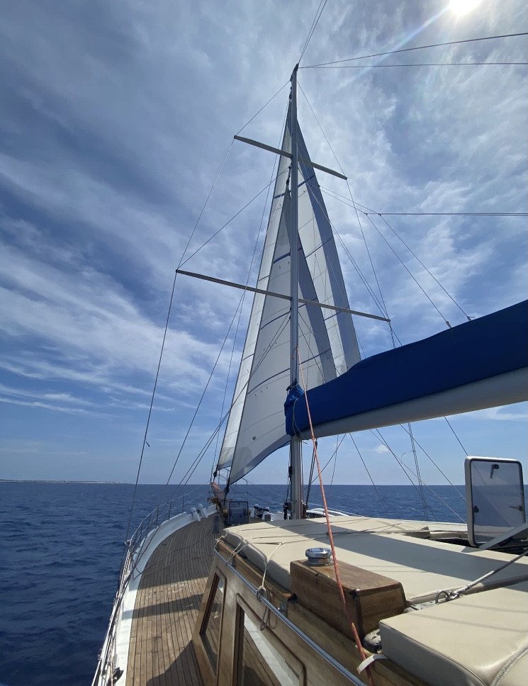 Navega por las costas de Menorca en una goleta clásica