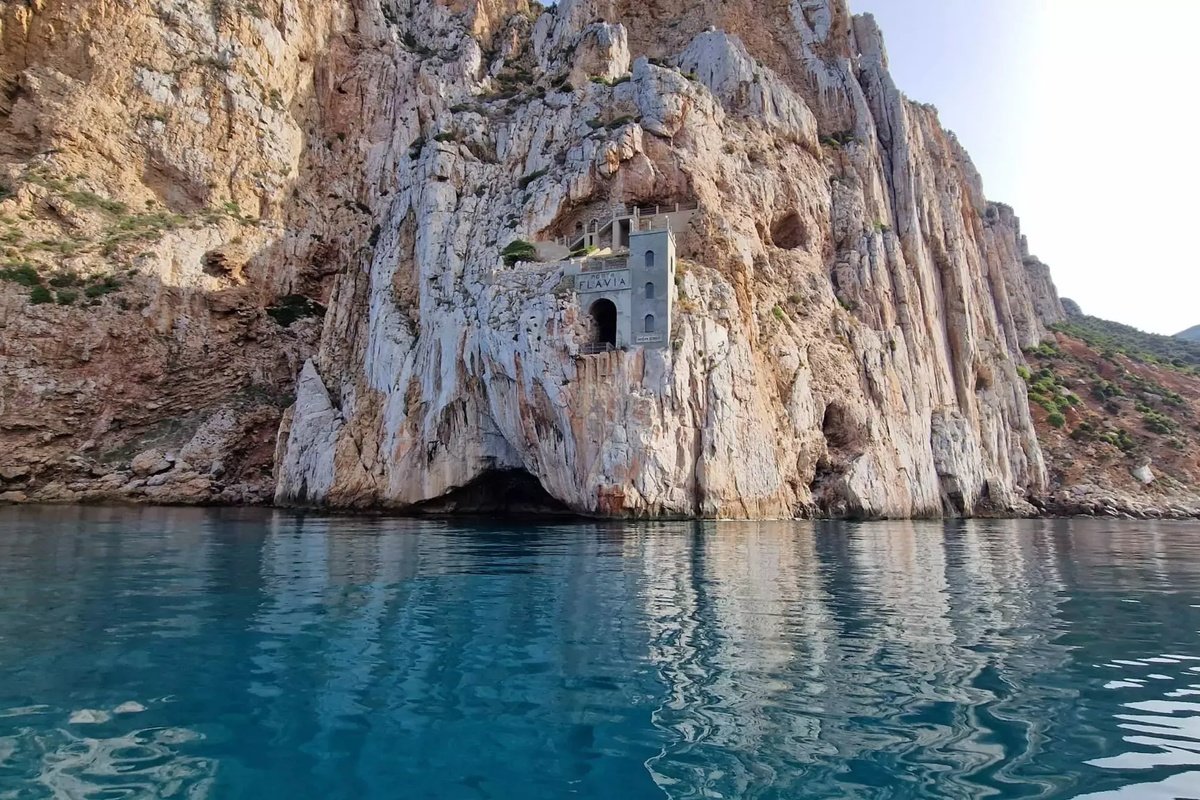 Avventurati in un crociera privata nel Sud della Sardegna