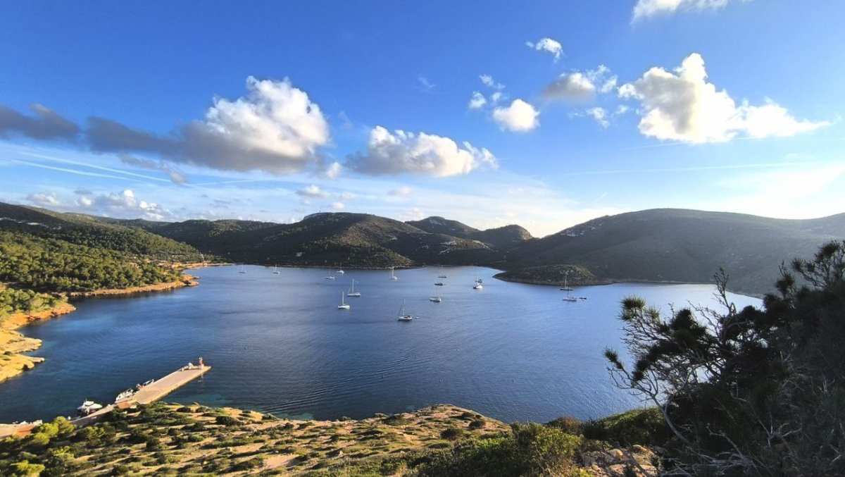 Holiday showcase for sailing vacations with skipper and cook