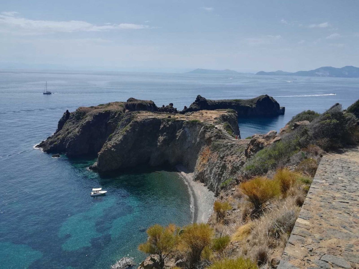 Navigando attorno a Lipari