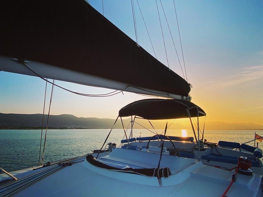 Explora la costa de Mallorca en un crucero romántico.