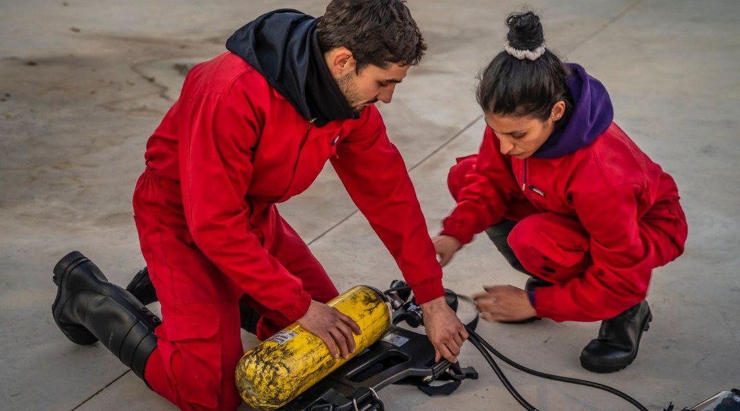 Team di vigili del fuoco in addestramento per la lotta contro gli incendi