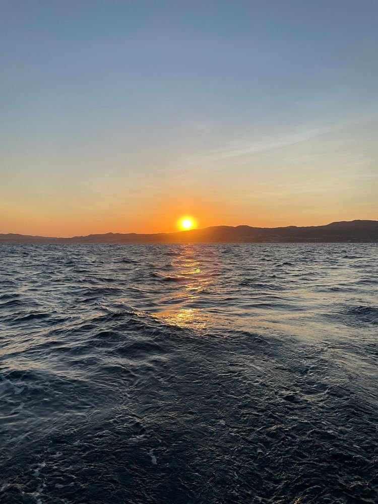 Morgendämmerung vom Meer entlang der Küste von Barcelona