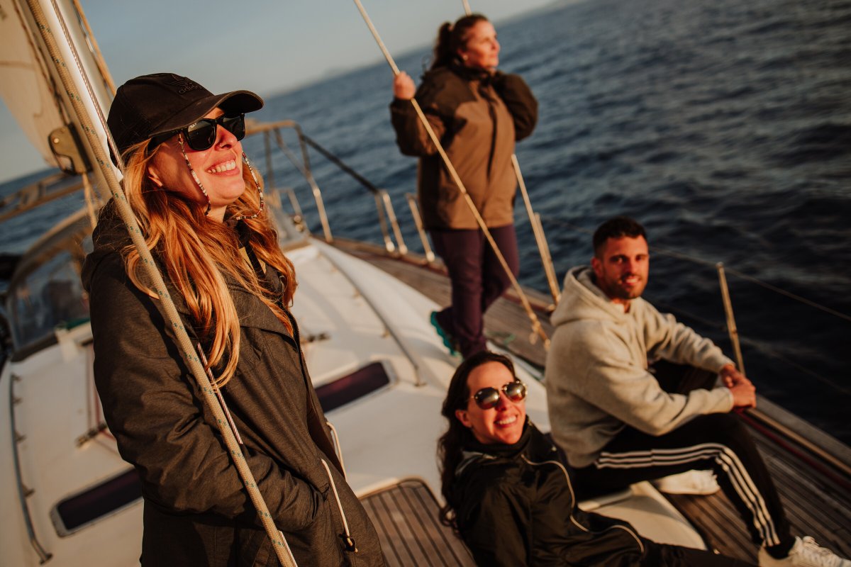 Barca a vela in navigazione da Barcellona a Minorca.