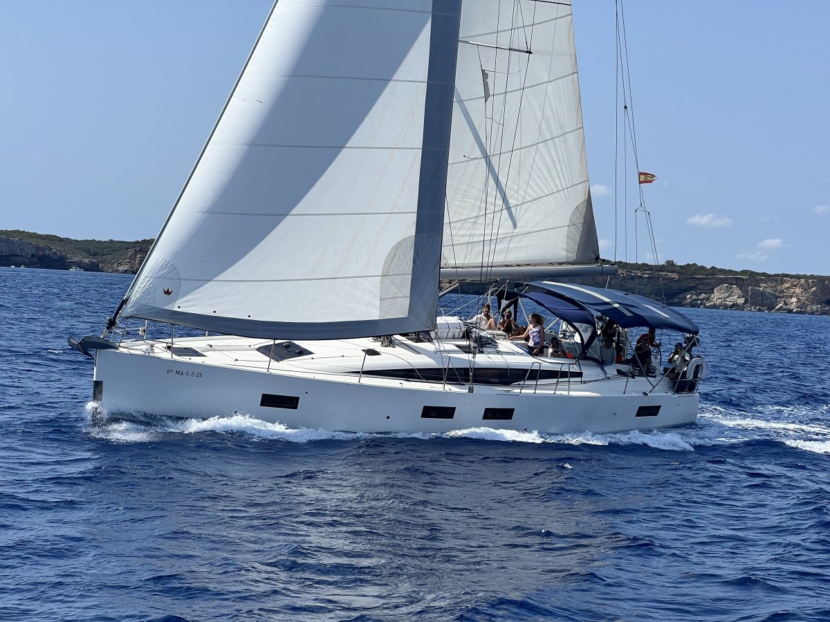 Barcos de lujo navegando por el Mediterráneo