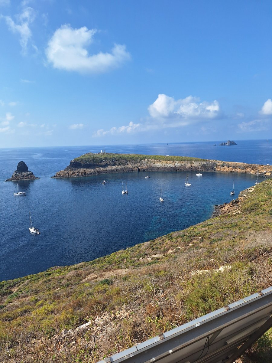 Barche a vela sulla costa catalana