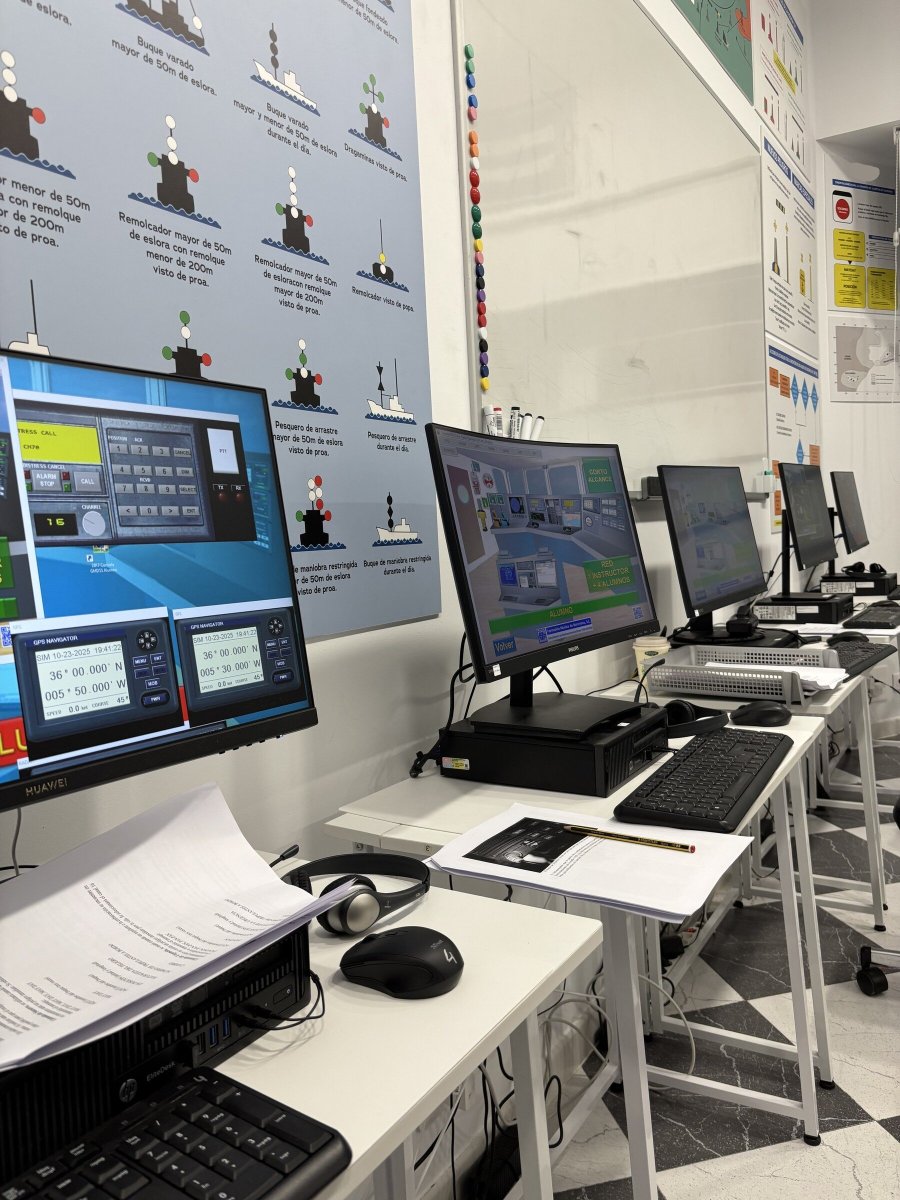 Instruktor erklärt Radiotechniken für Schüler