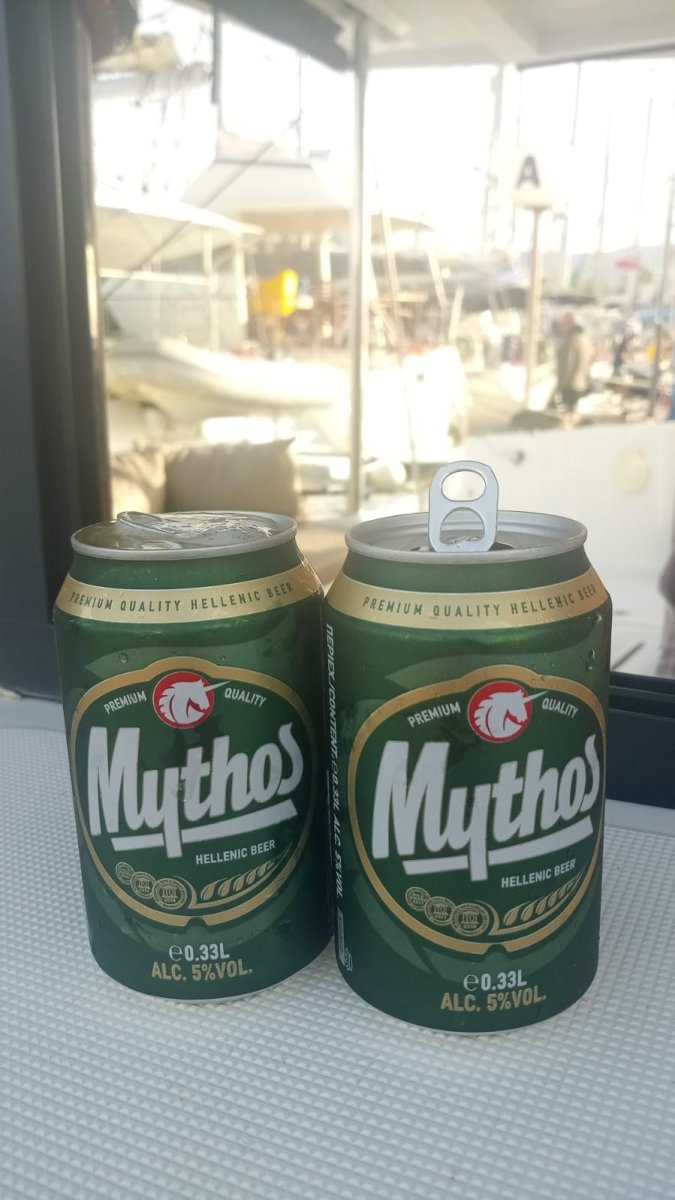 Grupo navegando en velero por Grecia