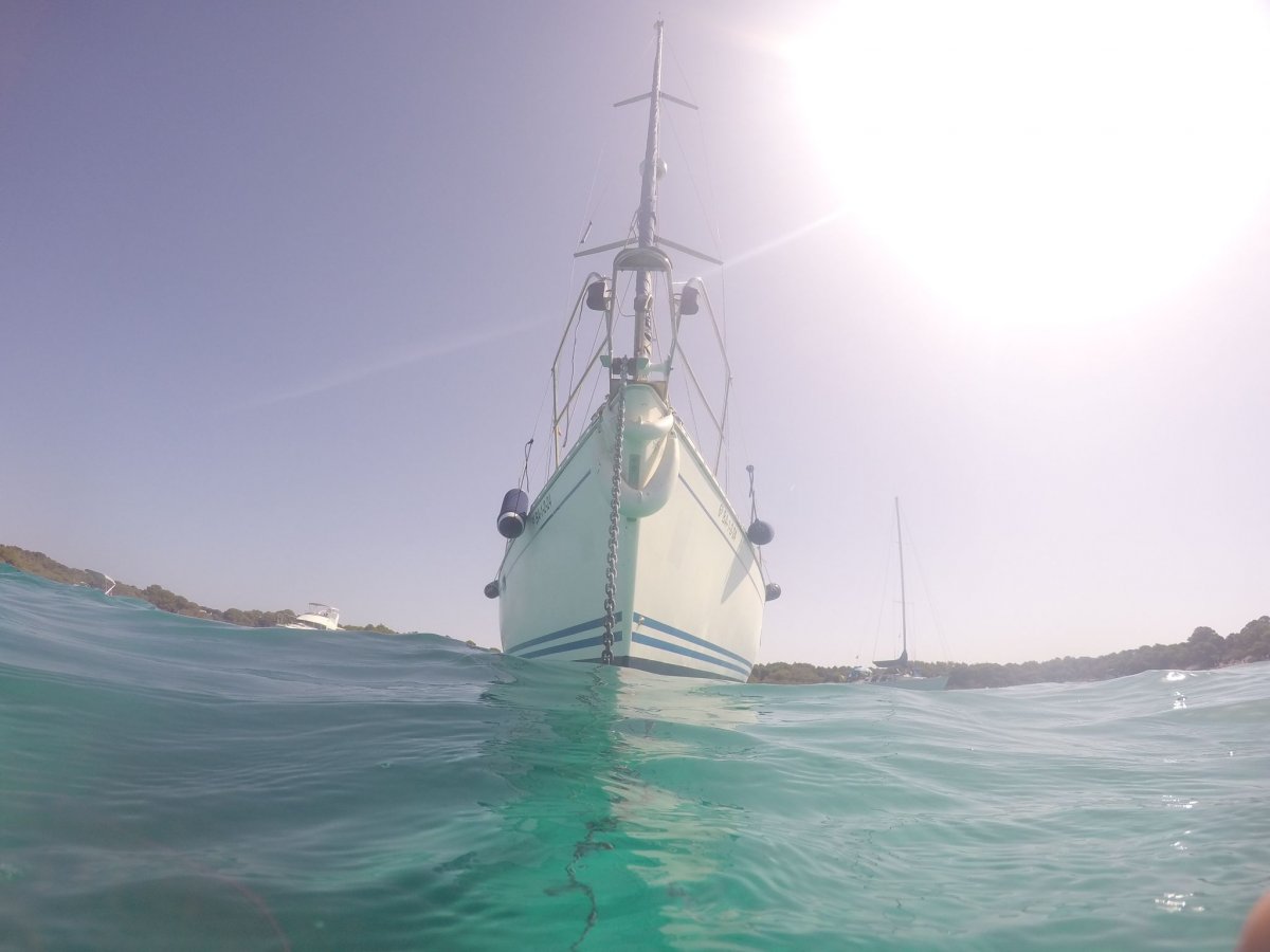 Isla de Mallorca en el horizonte desde un velero