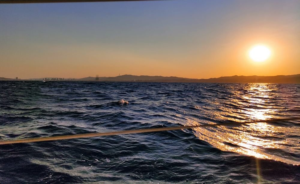 Alba dal mare lungo la costa di Barcellona