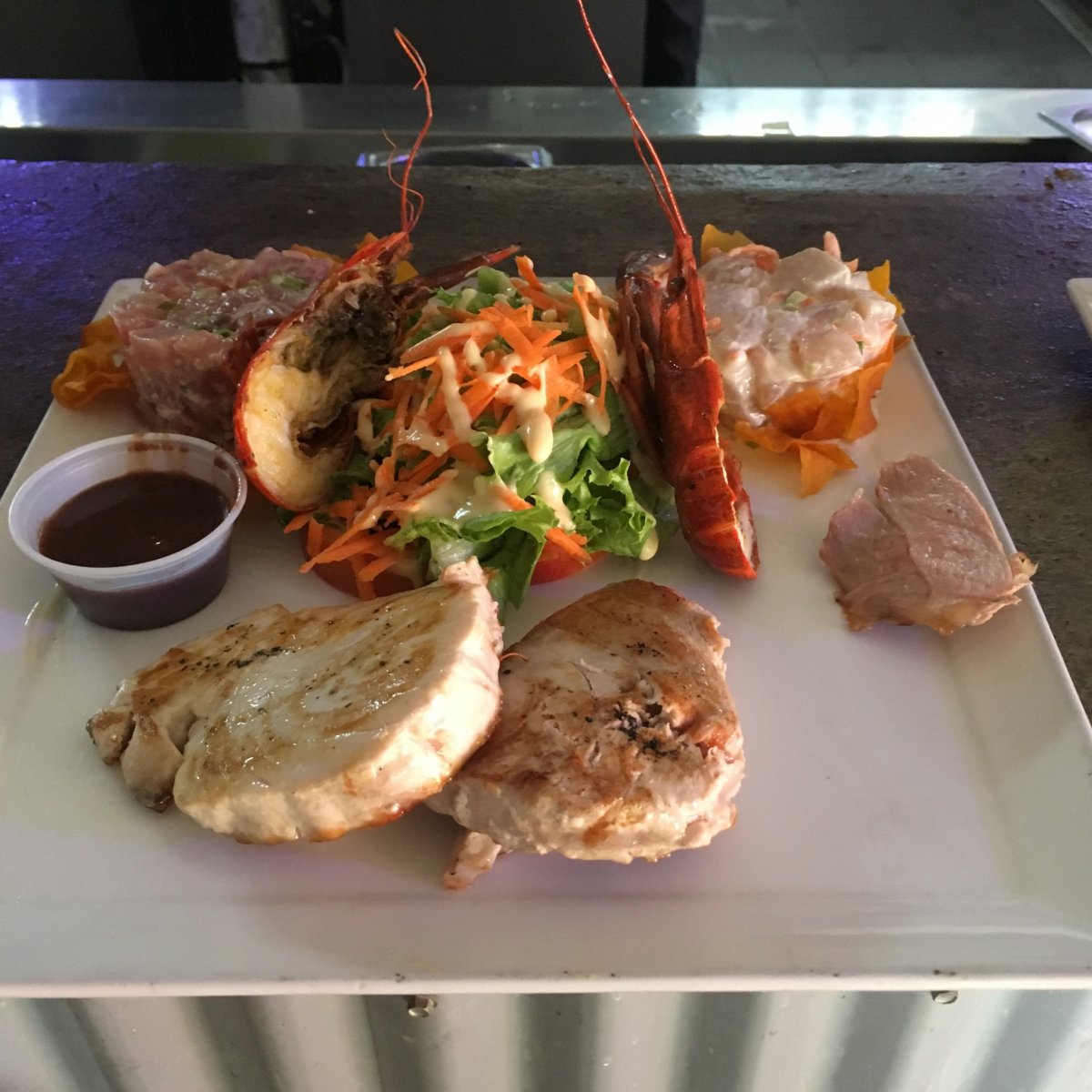 Eine Strandszene mit Palmen und Blick auf die Bucht in den Kleinen Antillen.