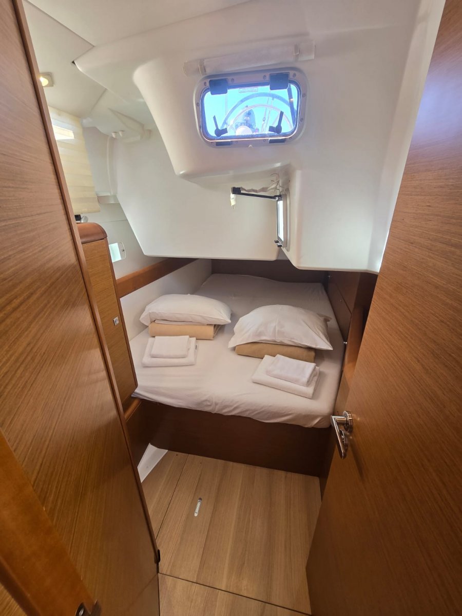 Sailboat - Jeanneau - 4 cabins