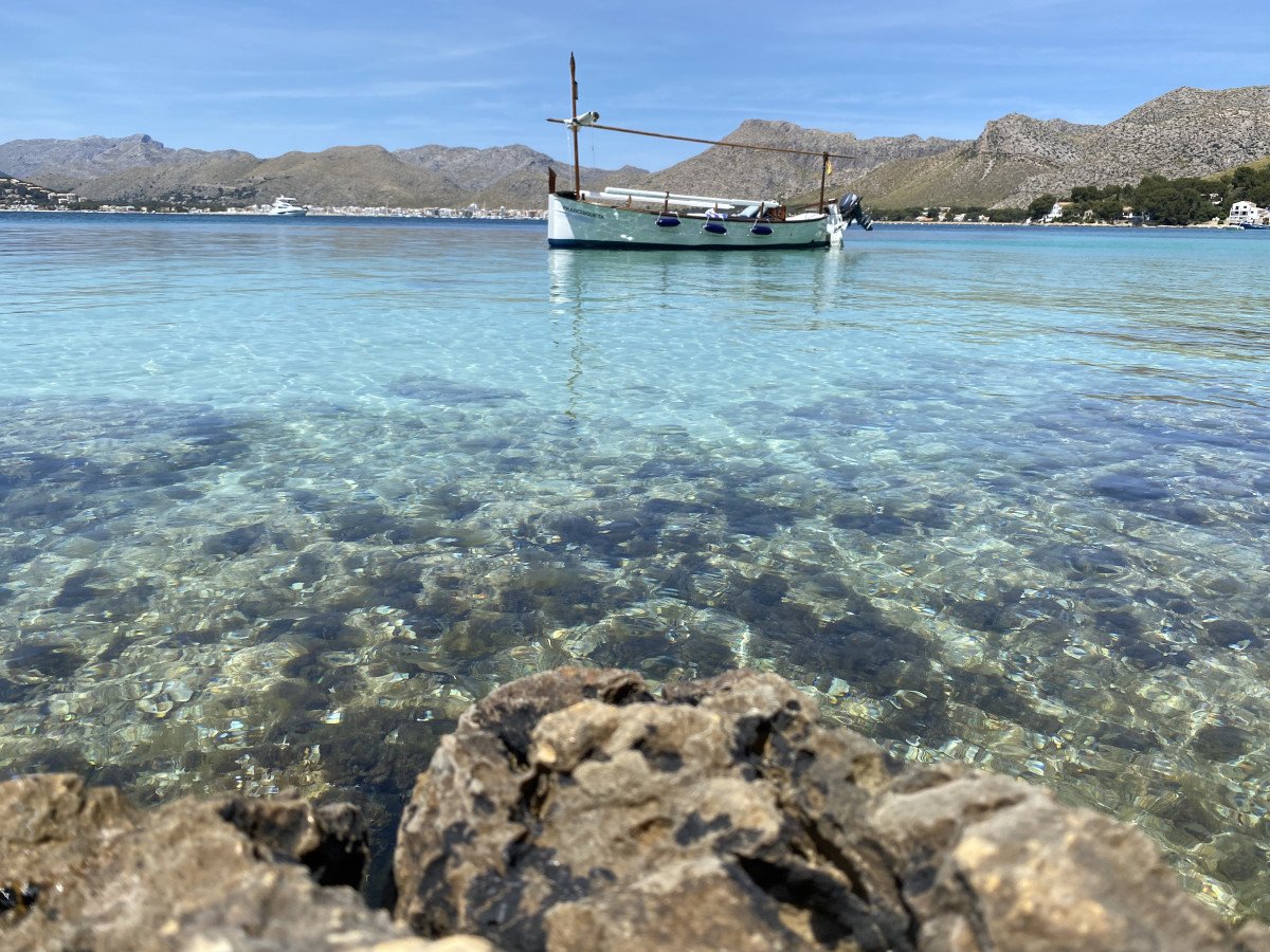 Explora las aguas cristalinas de Mallorca en nuestro barco clásico