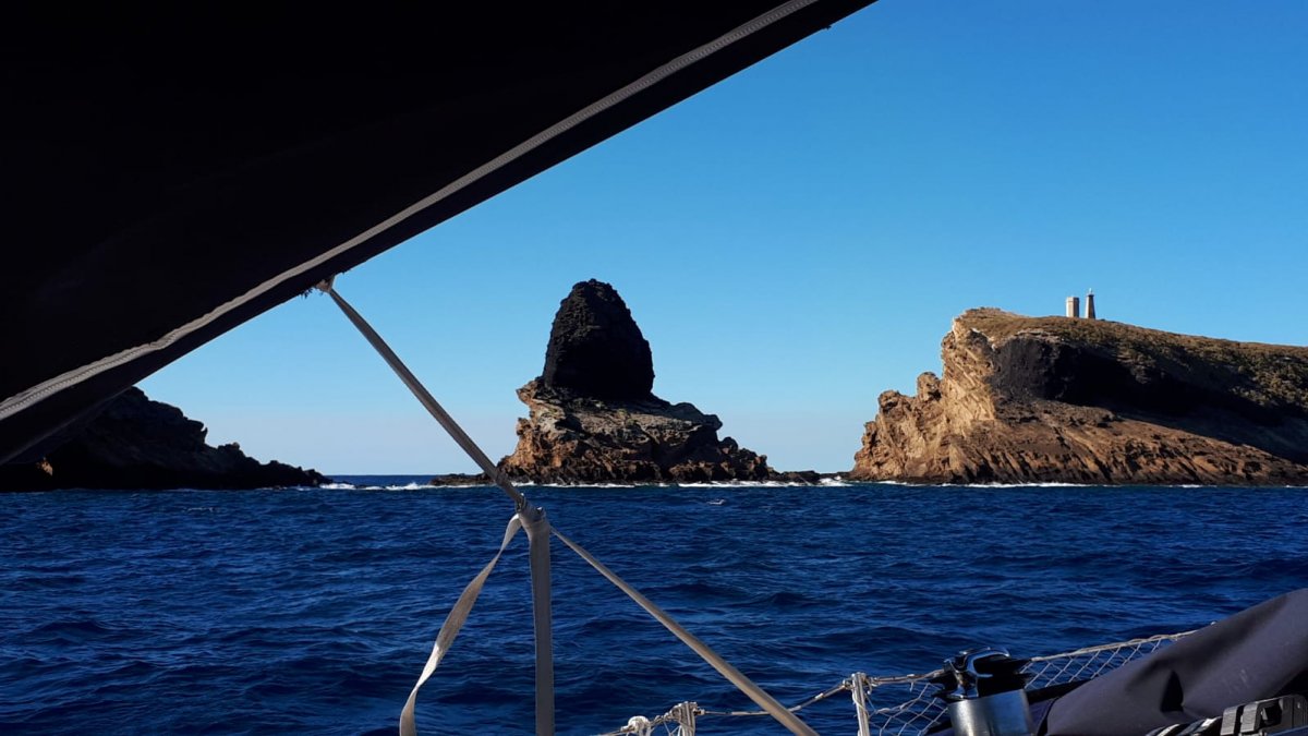 Esplorare le isole Columbretes in barca a vela