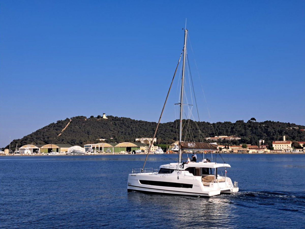 Celebrate a birthday on a boat in Barcelona