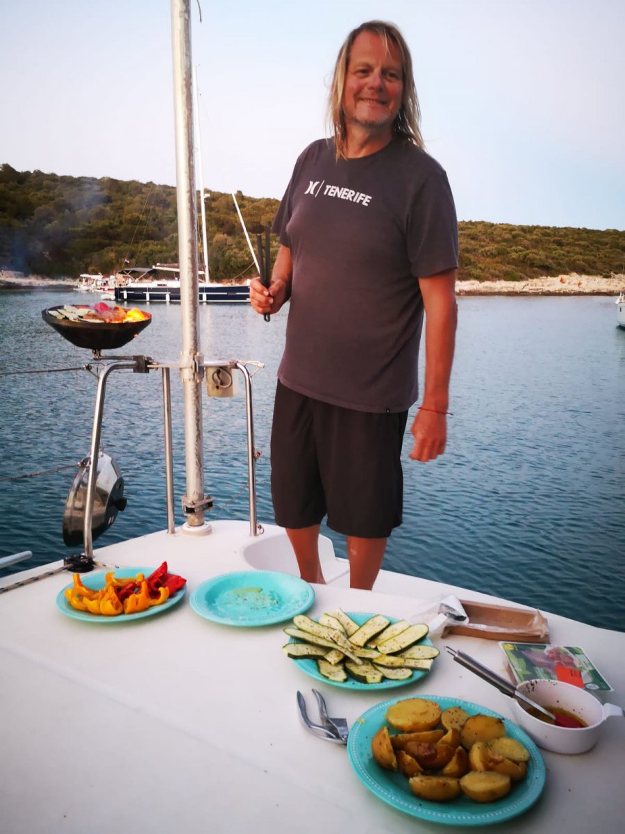 Kreuzfahrt unter dem schönen Sonnenuntergang in Kroatien