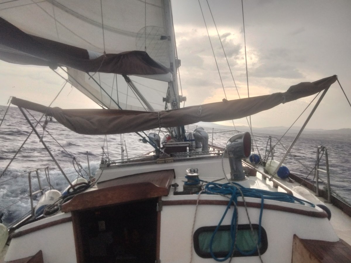 Barco a vela en el mar