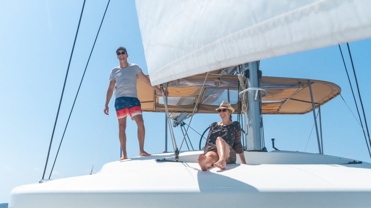 Entspannende Katamaran-Kreuzfahrt entlang der kristallklaren Gewässer der Insel Capri