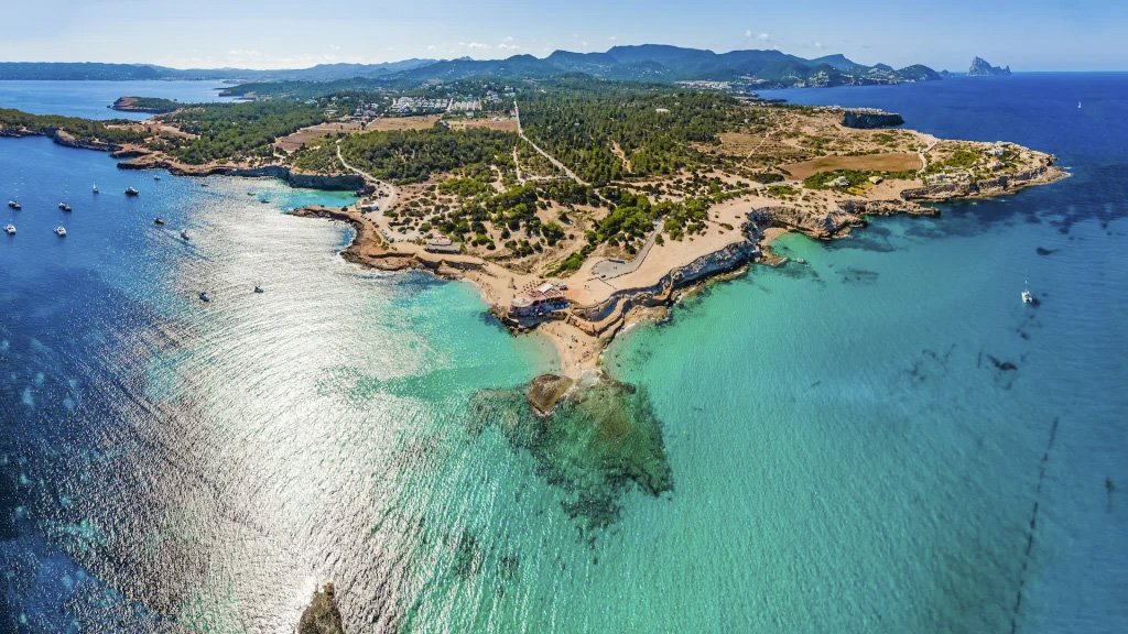 Sailing boat in Ibiza: enjoy the sun and the sea
