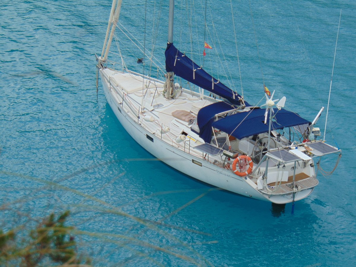 Descubriendo el paisaje costero del Algarve a bordo de un velero