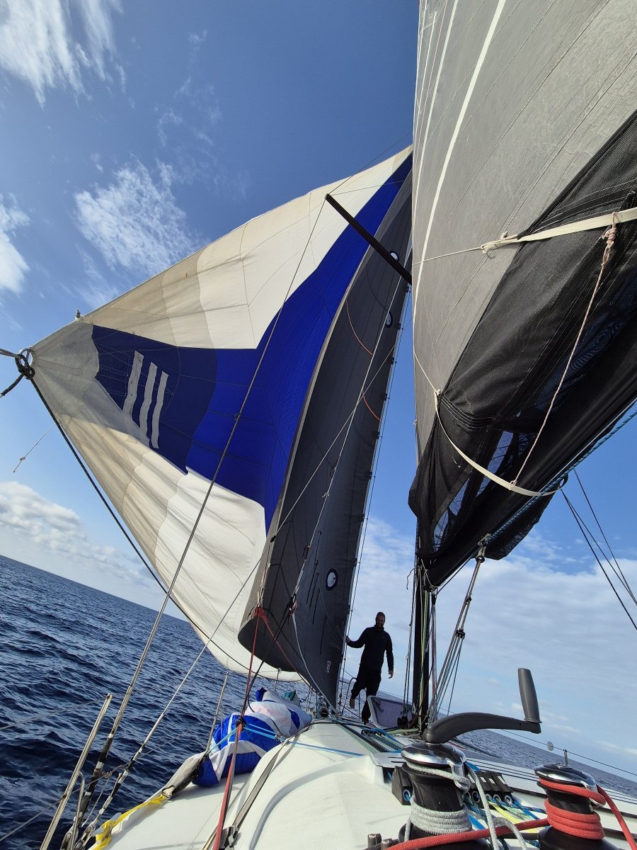 Una persona maneja un barco en el océano