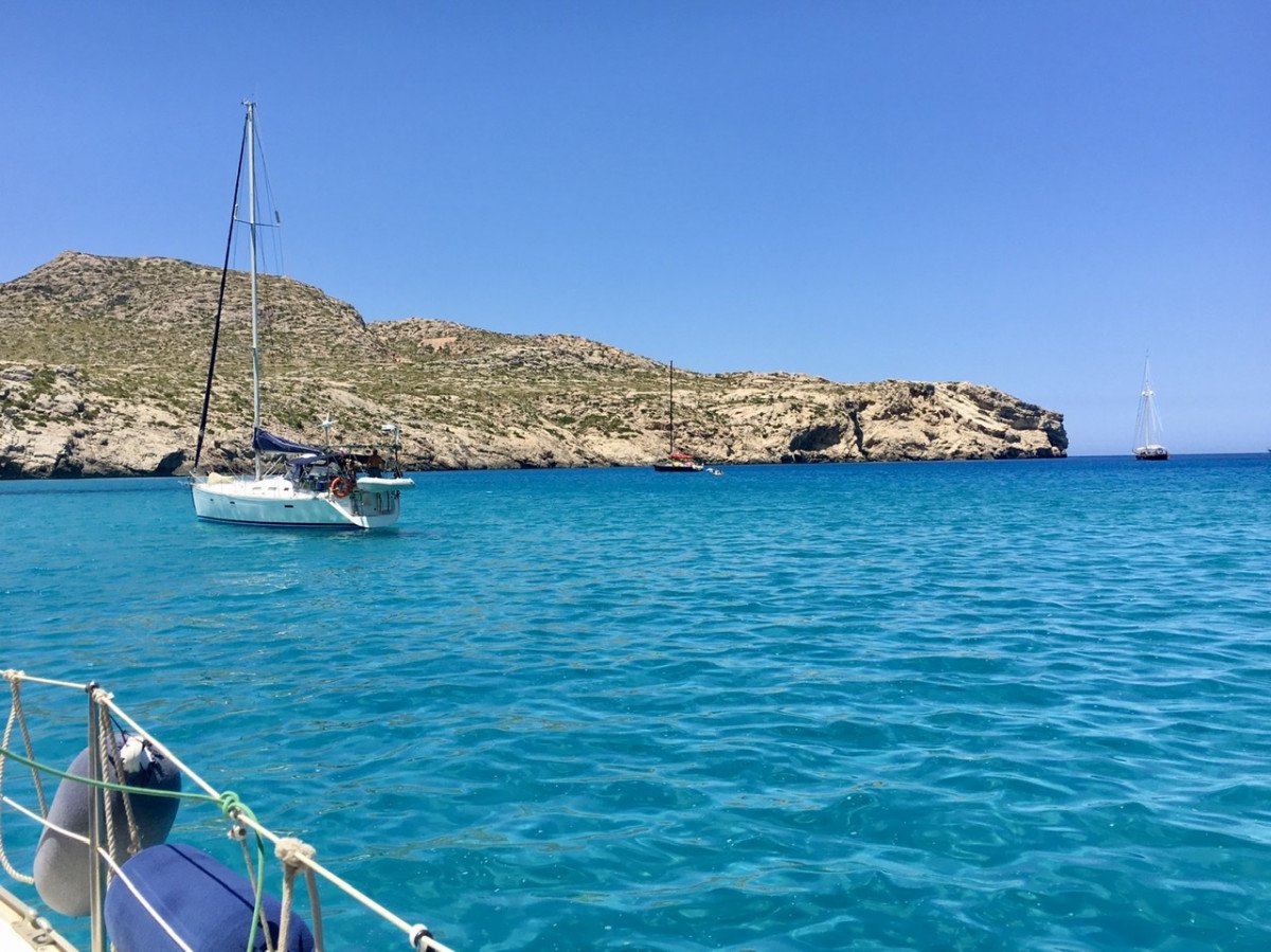 Vela en el mar Mediterráneo