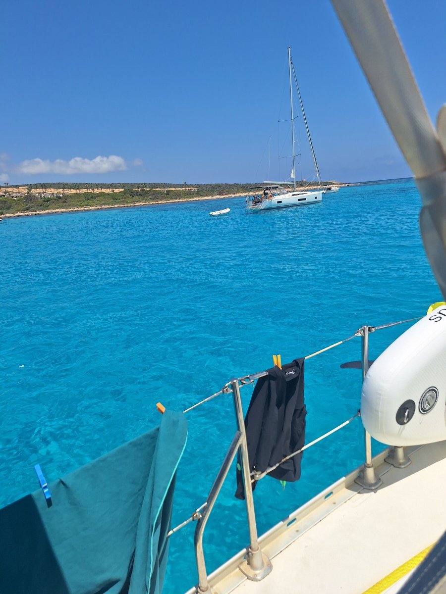 Giornata di navigazione in barca a vela lungo la costa di Minorca