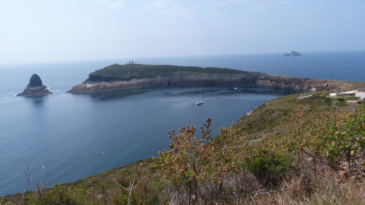 Segelboot an der Küste von Valencia