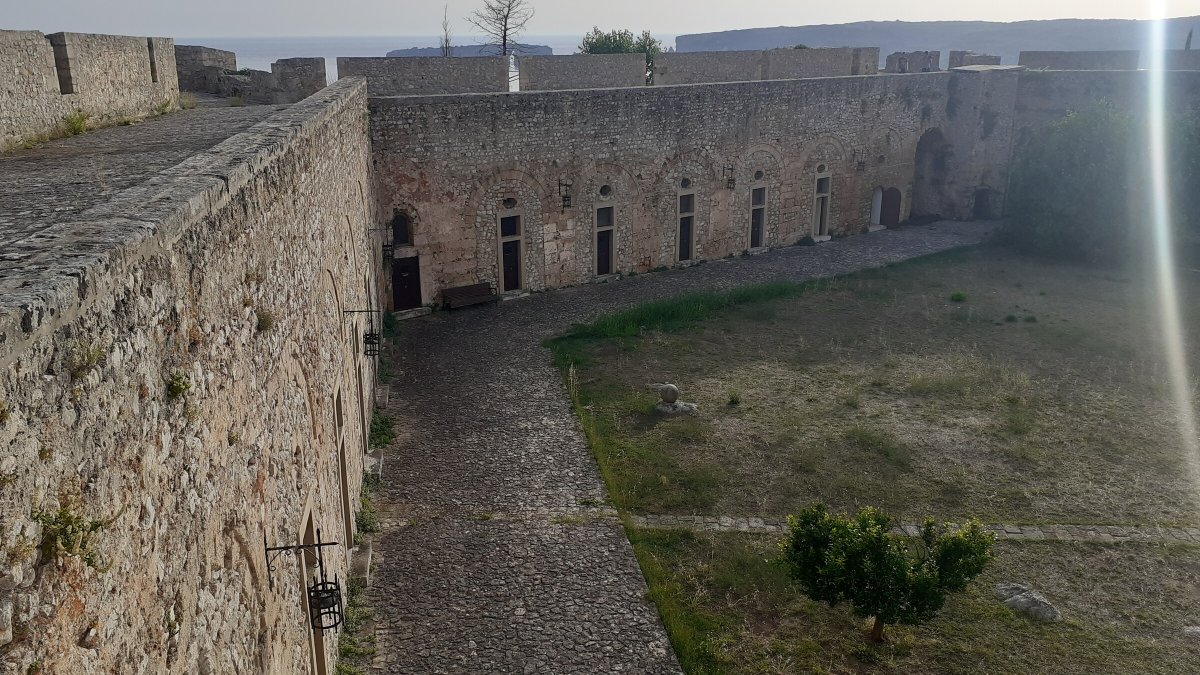 Naviga lungo le coste del Peloponneso meridionale