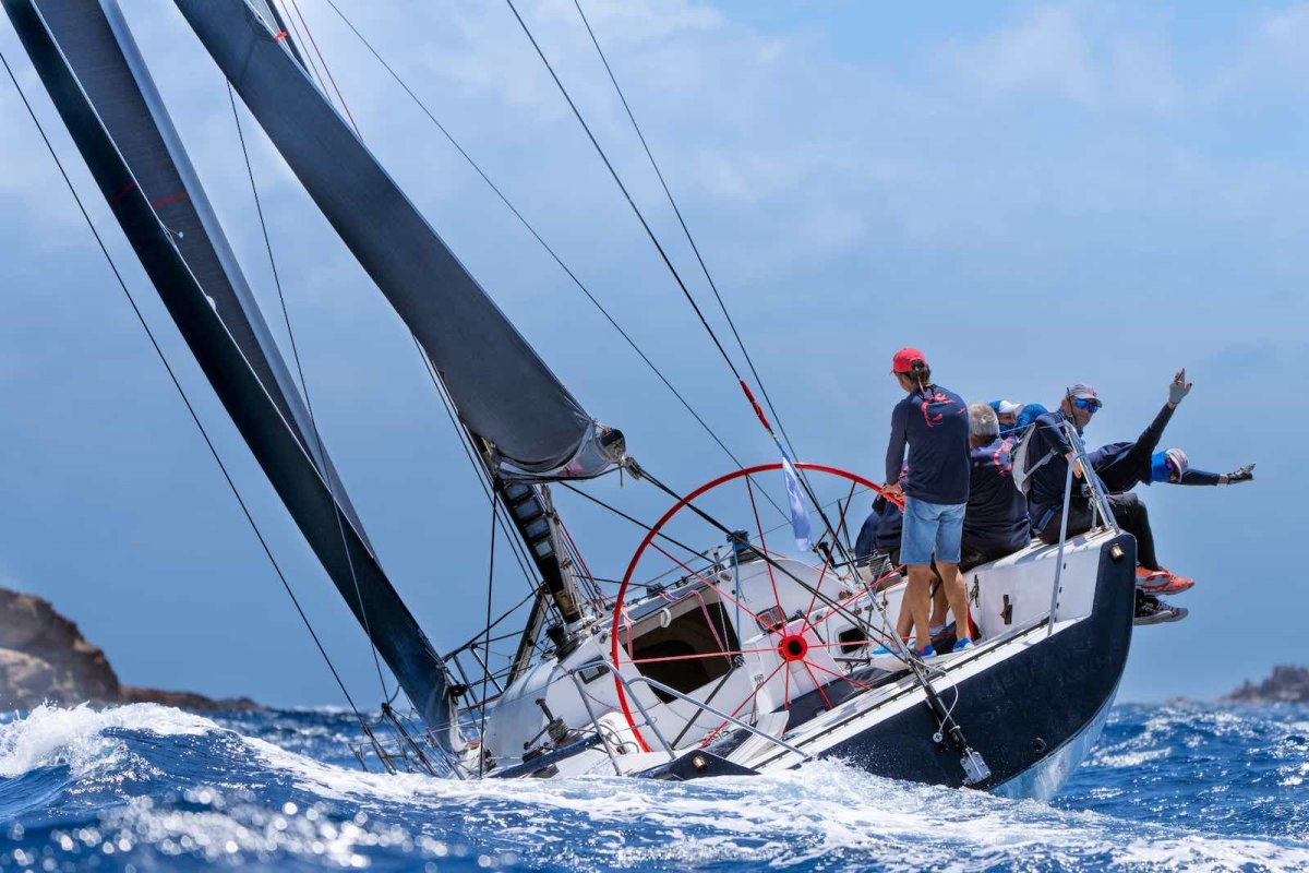 Barco de vela en la regata Les Voiles De St Barth 2025