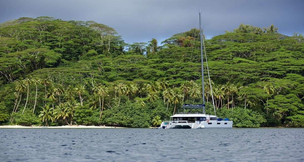 Un catamarán en las aguas cristalinas de Bora Bora