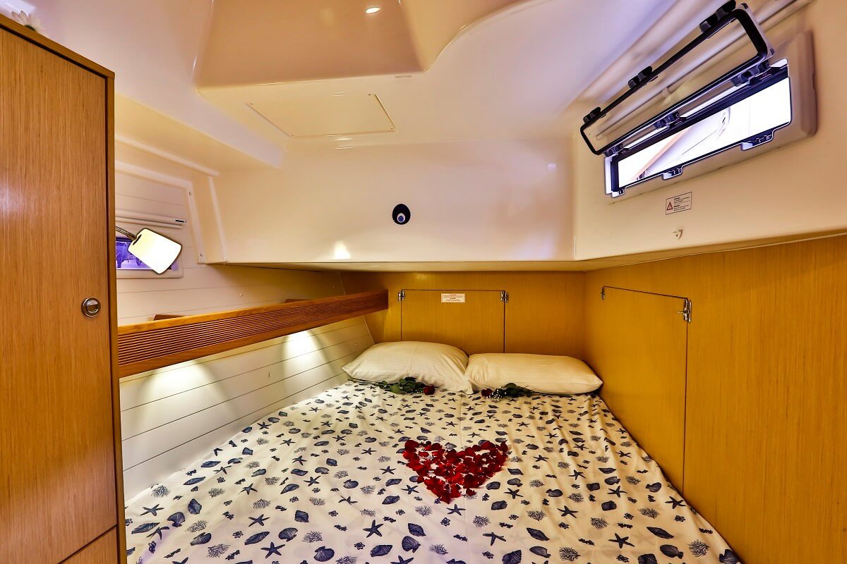 sailboat-rental-barcelona-bavaria-45-cruiser-cabin-5