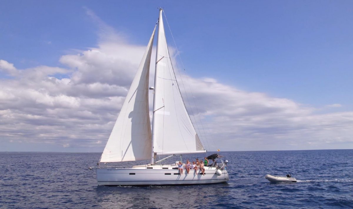 Exklusives Segelboot an der Costa Brava