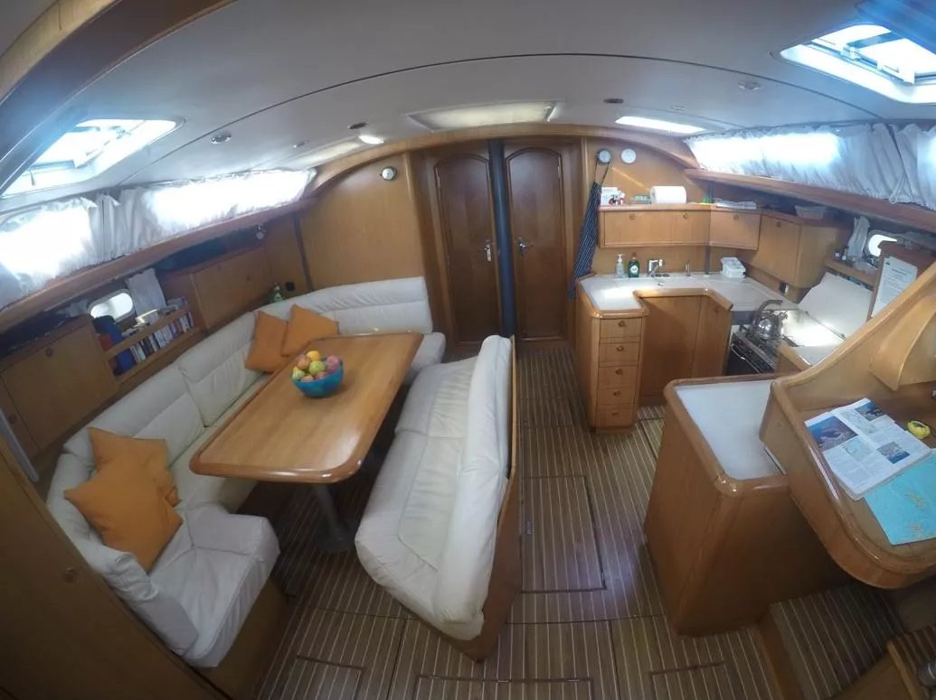 Esplorare le baie e gli ancoraggi delle Cicladi