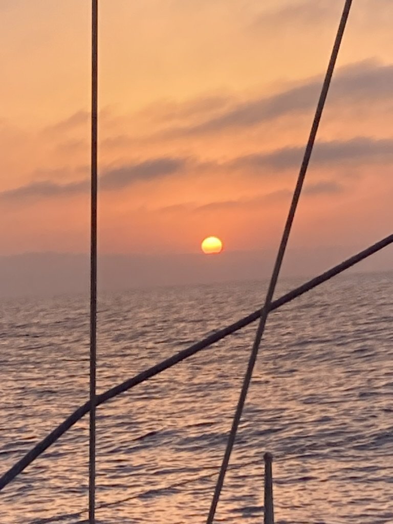 Segelboot bei Sonnenaufgang über dem Meer von Jávea