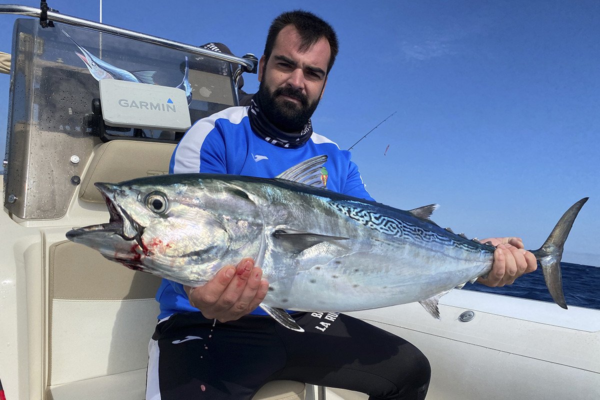 Una pareja disfrutando de la pesca en Alcoceber
