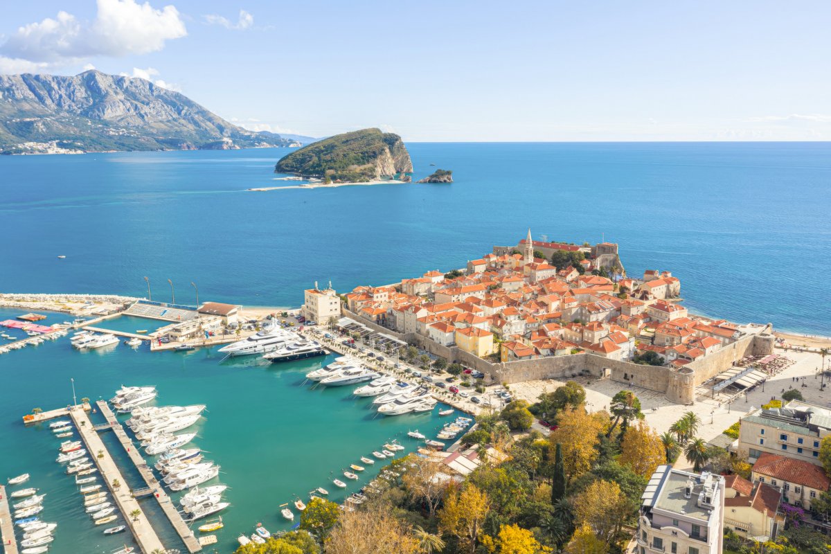 Un viaggio in catamarano attraverso le acque cristalline del Montenegro