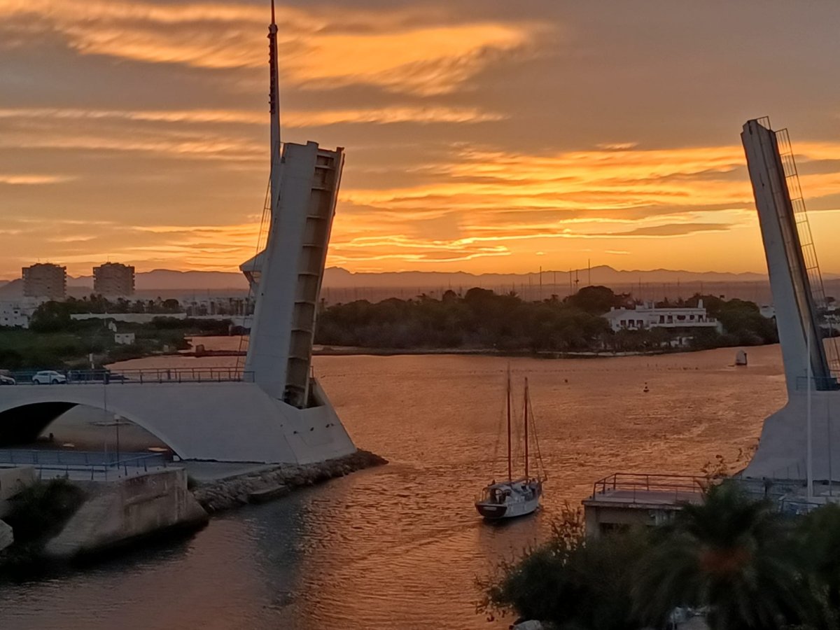 Navega con nosotros al atardecer