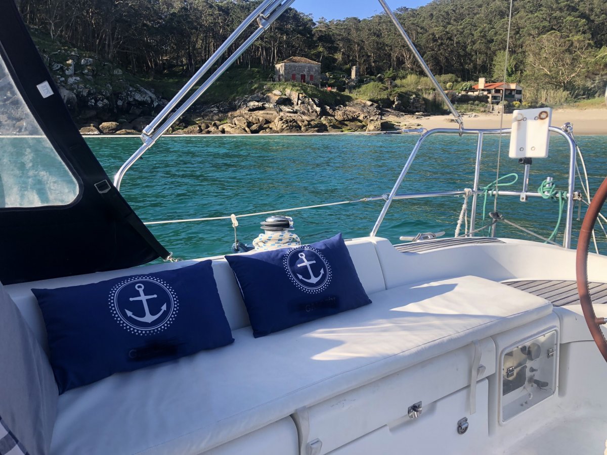 Die natürliche Schönheit der Ría de Vigo bei Sonnenuntergang erkunden