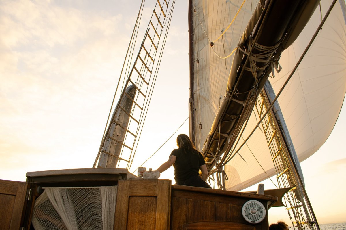 Naviga nel Mediterraneo su un classico sailboat
