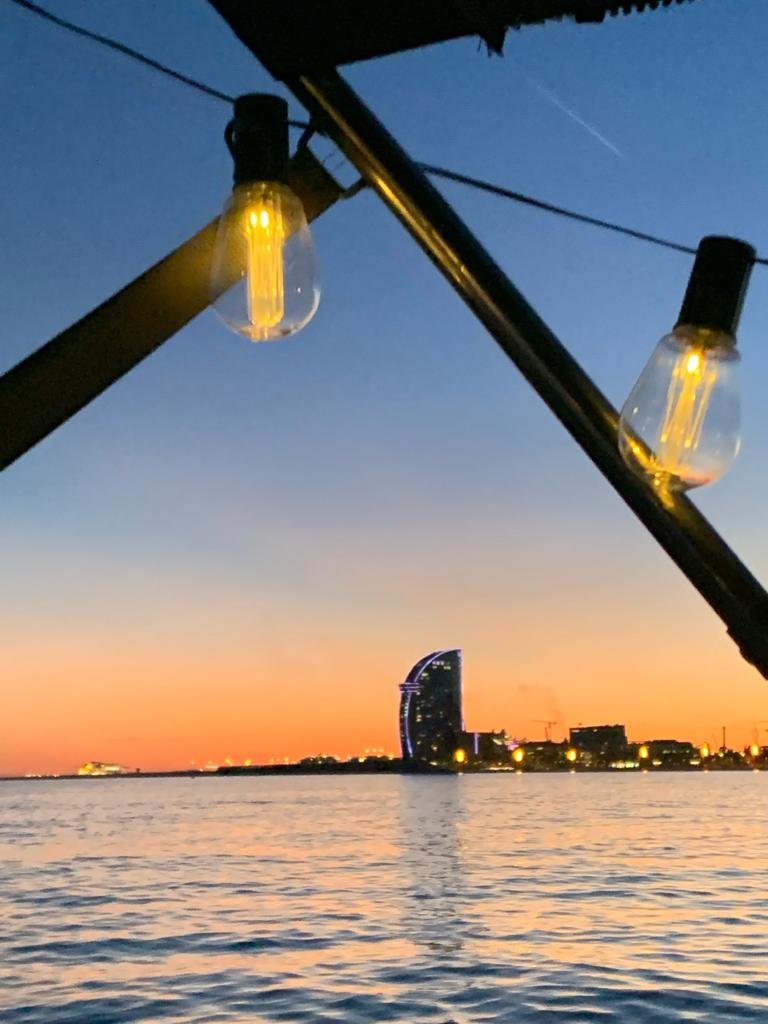 Eine 2-stündige Segelabenteuer in Barcelona mit Pizza und Getränk