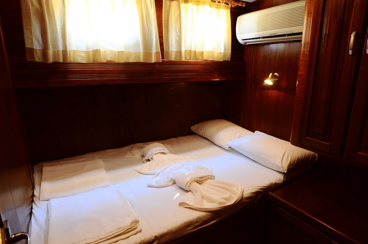 Segeln Sie entlang der schönen Buchten und Strände von Kekova