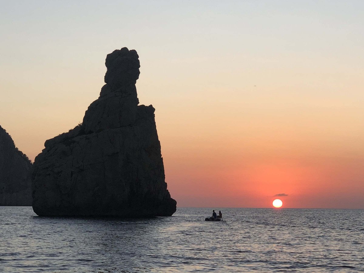 Entspannen und die Segeltour durch die Balearen genießen